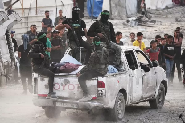 Hamas militants search for the bodies of Israeli hostages in the Shijaiyah neighborhood of Gaza City Wednesday, Nov. 5, 2025. (AP Photo/Jehad Alshrafi)





Associate Press/ LaPresse
Only Italy and Spain





Associate Press/ LaPresse
Only Italy and Spain