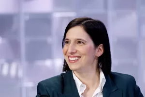 La segretaria del Partito democratico Elly Schlein negli studi di La7 durante la trasmissione tv “L’ Aria che tira”, Roma, Venerdì 13 Marzo 2026 (Foto Roberto Monaldo / LaPresse) 

Democratic party secretary Elly Schlein during the “L’ Aria che tira” tv program, Friday, March 13, 2026 (Photo by Roberto Monaldo / LaPresse)