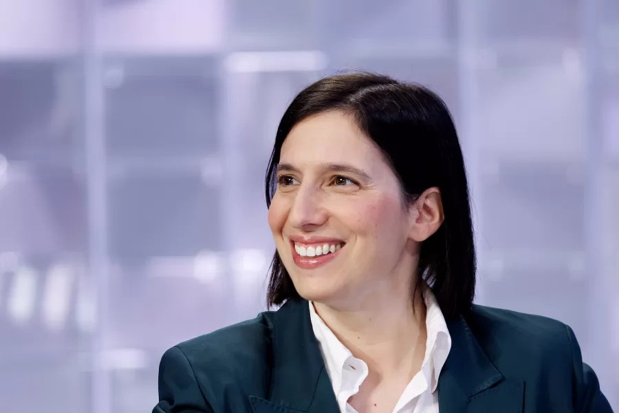 La segretaria del Partito democratico Elly Schlein negli studi di La7 durante la trasmissione tv “L’ Aria che tira”, Roma, Venerdì 13 Marzo 2026 (Foto Roberto Monaldo / LaPresse) 

Democratic party secretary Elly Schlein during the “L’ Aria che tira” tv program, Friday, March 13, 2026 (Photo by Roberto Monaldo / LaPresse)