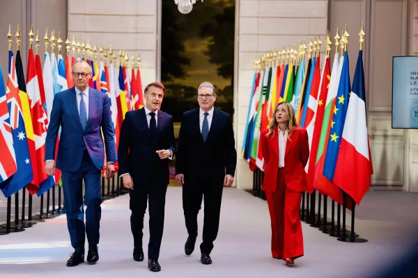 Foto Filippo Attili/Palazzo Chigi/LaPresse 
17 Aprile 2026 Parigi. Francia
Parigi, la premier Giorgia Meloni  al vertice dei Volenterosi 
Nella Foto Friedrich Merz. Emmanuel Macron , Keir Starmer e  Giorgia Meloni 

DISTRIBUTION FREE OF CHARGE – NOT FOR SALE – Obbligatorio citare la fonte LaPresse/Palazzo Chigi/Filippo Attili