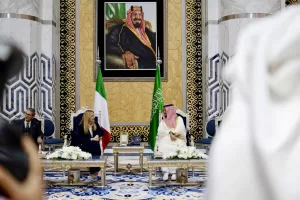 Meloni in tour nel Golfo, la via tra ortodossia e mediocrità europee