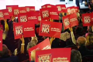 ANCHE CINEMA  ELLY SCHLEIN  A BARI PER NO AL REFERENDUM  CARTELLO  CARTELLI    VOTA  NO  PER  DIFENDERE  LA  COSTITUZIONE