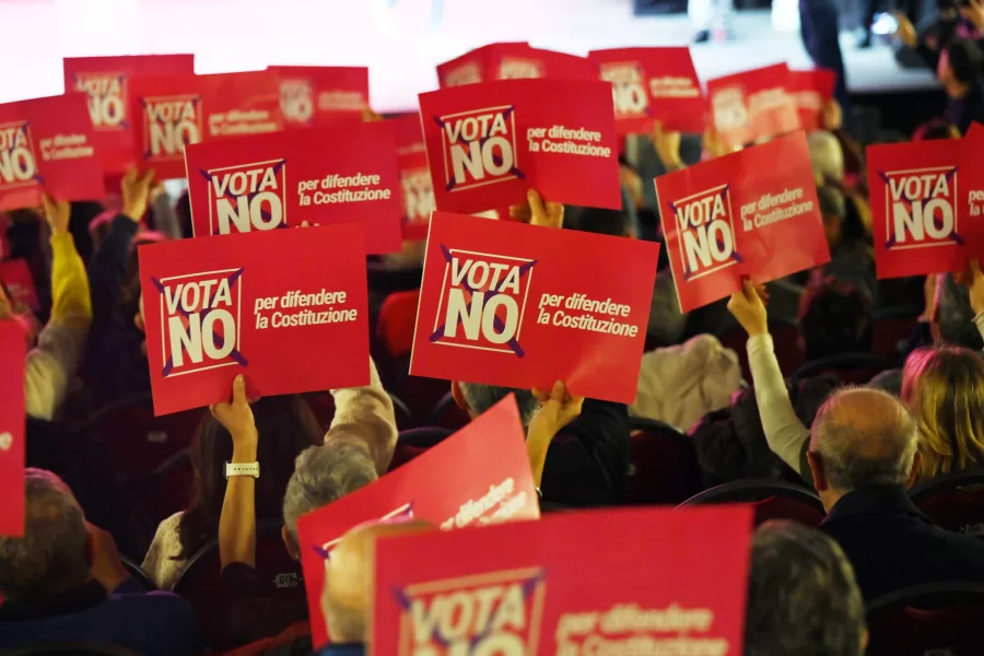 ANCHE CINEMA  ELLY SCHLEIN  A BARI PER NO AL REFERENDUM  CARTELLO  CARTELLI    VOTA  NO  PER  DIFENDERE  LA  COSTITUZIONE