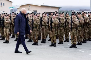 Il ministro della Difesa Guido Crosetto durante la visita al contingente italiano nella base NATO Novo Selo Training Area in occasione dello scambio di auguri per le festività natalizie, Novo Selo, Bulgaria, Martedì 23 Dicembre 2025 (Foto Roberto Monaldo / LaPresse) 

Defence minister Guido Crosetto during his visit to the Italian military contingent at the NATO base Novo Selo Training Area on the occasion of the exchange of Christmas greetings, Novo Selo, Bulgaria, Tuesday, December 23, 2025 (Photo by Roberto Monaldo / LaPresse)