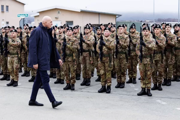 Il ministro della Difesa Guido Crosetto durante la visita al contingente italiano nella base NATO Novo Selo Training Area in occasione dello scambio di auguri per le festività natalizie, Novo Selo, Bulgaria, Martedì 23 Dicembre 2025 (Foto Roberto Monaldo / LaPresse) 

Defence minister Guido Crosetto during his visit to the Italian military contingent at the NATO base Novo Selo Training Area on the occasion of the exchange of Christmas greetings, Novo Selo, Bulgaria, Tuesday, December 23, 2025 (Photo by Roberto Monaldo / LaPresse)