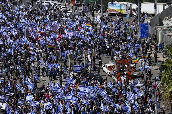 Israelis protest against plans by Prime Minister Benjamin Netanyahu’s new government to overhaul the judicial system, in Tel Aviv, Israel, Thursday, March 9, 2023. (AP Photo/Ariel Schalit)

Associated Press/LaPresse
Only Italy and Spain