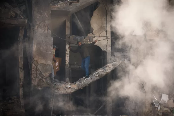Men gather their belongings from their home, which has been destroyed in an Israeli airstrike a day earlier in Beirut, Lebanon, Thursday, April 9, 2026. (AP Photo/Emilio Morenatti)





Associate Press/ LaPresse
Only Italy and Spain
