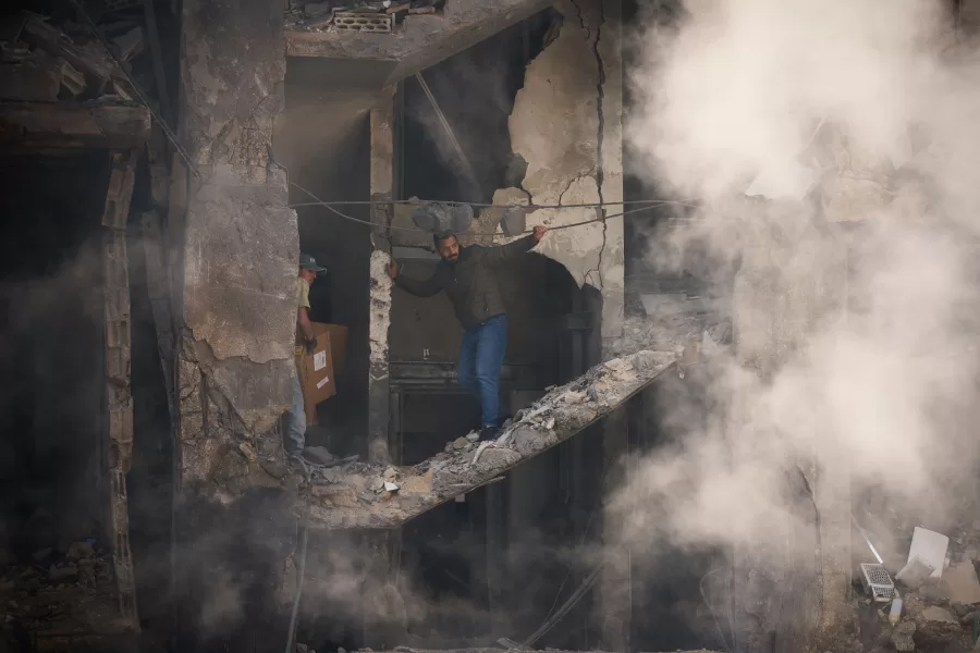 Men gather their belongings from their home, which has been destroyed in an Israeli airstrike a day earlier in Beirut, Lebanon, Thursday, April 9, 2026. (AP Photo/Emilio Morenatti)





Associate Press/ LaPresse
Only Italy and Spain