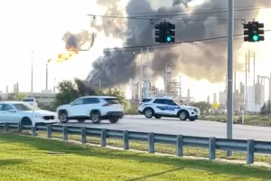In this still image taken from a video provided by KBMT, smoke rises near the Valero Port Arthur Refinery in Port Arthur, Texas Monday, March 23, 2026.  (KBMT via AP)





Associate Press/ LaPresse
Only Italy and Spain





Associate Press/ LaPresse
Only Italy and Spain