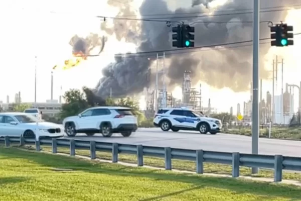 In this still image taken from a video provided by KBMT, smoke rises near the Valero Port Arthur Refinery in Port Arthur, Texas Monday, March 23, 2026.  (KBMT via AP)





Associate Press/ LaPresse
Only Italy and Spain





Associate Press/ LaPresse
Only Italy and Spain