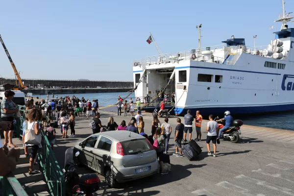 Napoli, da maggio traghetti più lenti per Ischia e Procida: 10 minuti in più per proteggere la Gaiola