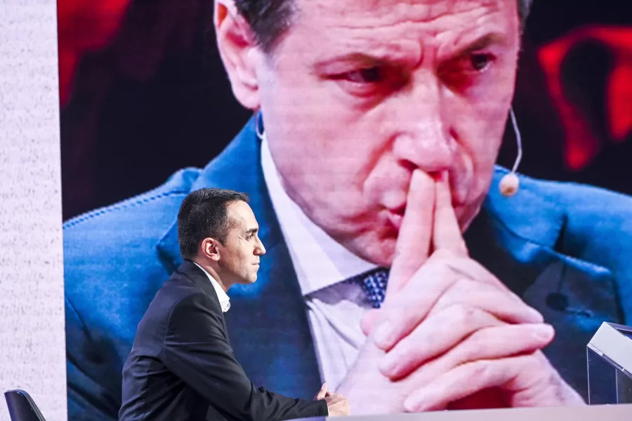 LUIGI DI MAIO MINISTRO
SULLO SCHERMO GIUSEPPE CONTE