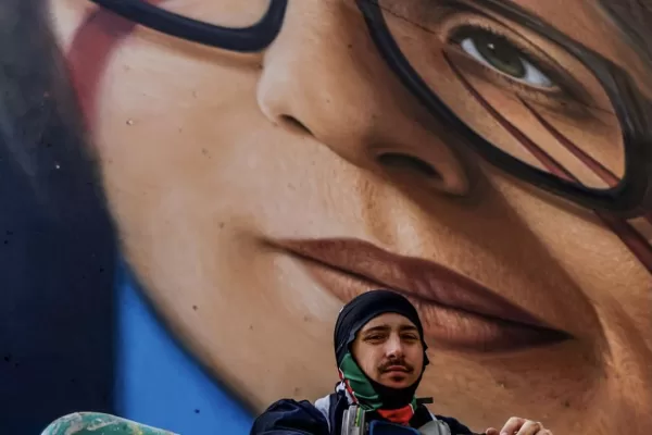 “Licenziate Francesca Albanese”, ma a Napoli spunta un murale in suo onore