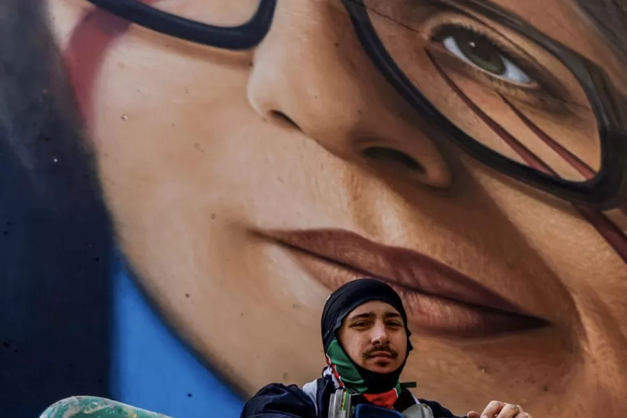 “Licenziate Francesca Albanese”, ma a Napoli spunta un murale in suo onore