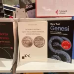 Polemica alla Feltrinelli di Milano, il libro “Sionismo e nazismo, due facce della stessa medaglia” finisce in bella vista