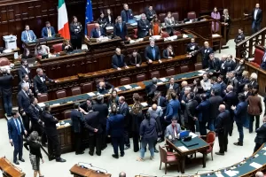 L’opposizione circonda i banchi del Governo in occasione della conversione  in legge del decreto-legge recante disposizioni urgenti in materia di sicurezza pubblica. Camera dei Deputati, Roma Martedì 21 Aprile 2026  (photo by Mauro Scrobogna / LaPresse)

Deputies of opposition sorround Government’ banch on the occasion of the conversion into law of the decree containing urgent provisions on public safety. Chamber of Deputies, Rome,  Tuesday April 21 2026 (photo by Mauro Scrobogna / LaPresse)