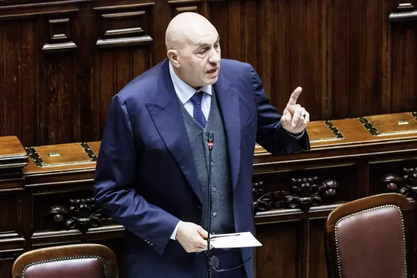 Accordi USA-Italia, la posizione di Crosetto: “Rispettarli non significa essere in guerra” Accordi USA-Italia, la posizione di Crosetto: “Rispettarli non significa essere in guerra”
