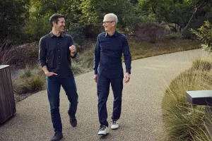 John Ternus, chi è il nuovo CEO di Apple che raccoglie il testimone da Tim Cook (che però diventa presidente esecutivo)