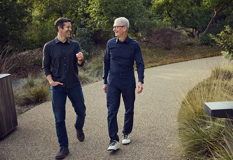 John Ternus, chi è il nuovo CEO di Apple che raccoglie il testimone da Tim Cook (che però diventa presidente esecutivo)