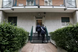 Donna si getta dal terzo piano con tre figli: due morti sul colpo. Tragedia all’alba a Catanzaro: il padre era in casa