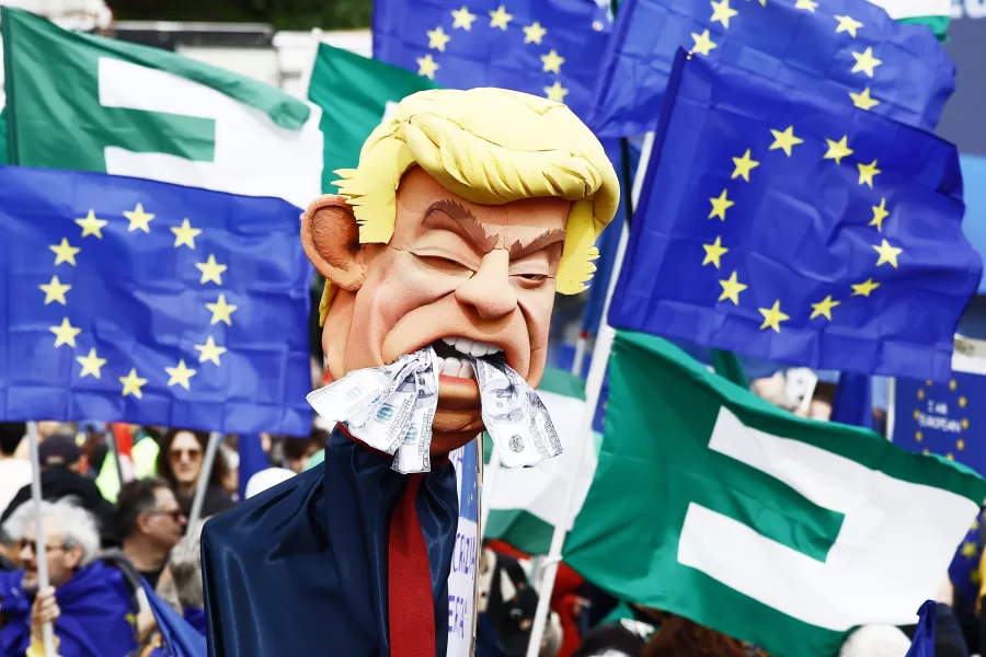 L’effetto Trump travolge Meloni: da vantaggio a boomerang la premier in 24 ore ha preso le distanze dal tycoon