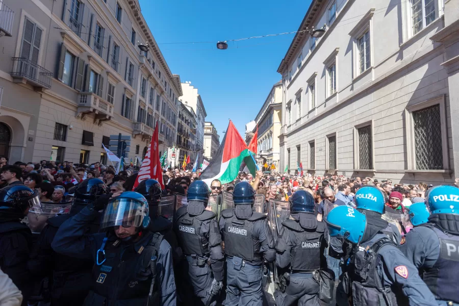 Contestazione Manifestanti Pro Pal al passaggio della Brigata Ebraica. Manifestazione del 25 aprile nel giorno della Liberazione – Milano, Italia – Sabato, 25 aprile 2026 (foto Stefano Porta / LaPresse)

Demonstration on April 25th on Liberation Day – Milan, Italy – Saturday, April 25, 2026 (foto Stefano Porta / LaPresse)