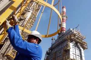 FILE – An oil technician climbs down a tower at a refinery in Jebel Ali, United Arab Emirates, about 30 kilometers (18 miles) south of Dubai, in March 2004. (AP Photo/Kamran Jebreili, File) 


Associated Press / LaPresse
Only italy and spain