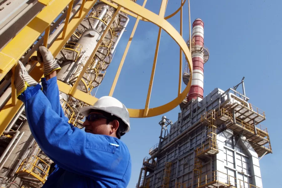 FILE – An oil technician climbs down a tower at a refinery in Jebel Ali, United Arab Emirates, about 30 kilometers (18 miles) south of Dubai, in March 2004. (AP Photo/Kamran Jebreili, File) 


Associated Press / LaPresse
Only italy and spain