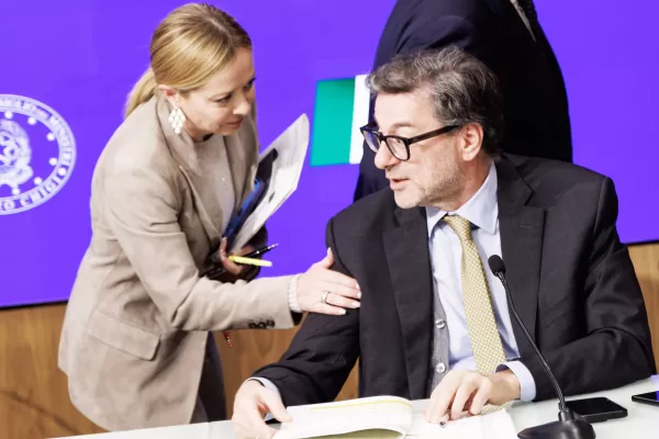 La presidente del Consiglio Giorgia Meloni e il ministro dell’Economia Giancarlo Giorgetti durante l’illustrazione della legge di Bilancio in occasione della conferenza stampa al termine del Consiglio dei ministri a Palazzo Chigi, Roma, Venerdì 17 Ottobre 2025 (Foto Roberto Monaldo / LaPresse)
Premier Giorgia Meloni and Economy minister Giancarlo Giorgetti during the presentation of the Budget law on the occasion of the press conference following the Council of Ministers at Palazzo Chigi, Rome, Friday, October 17, 2025 (Photo by Roberto Monaldo / LaPresse) La presidente del Consiglio Giorgia Meloni e il ministro dell’Economia Giancarlo Giorgetti durante l’illustrazione della legge di Bilancio in occasione della conferenza stampa al termine del Consiglio dei ministri a Palazzo Chigi, Roma, Venerdì 17 Ottobre 2025 (Foto Roberto Monaldo / LaPresse)
Premier Giorgia Meloni and Economy minister Giancarlo Giorgetti during the presentation of the Budget law on the occasion of the press conference following the Council of Ministers at Palazzo Chigi, Rome, Friday, October 17, 2025 (Photo by Roberto Monaldo / LaPresse)
