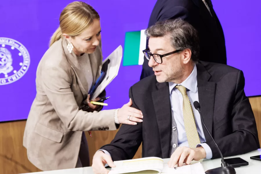 La presidente del Consiglio Giorgia Meloni e il ministro dell’Economia Giancarlo Giorgetti durante l’illustrazione della legge di Bilancio in occasione della conferenza stampa al termine del Consiglio dei ministri a Palazzo Chigi, Roma, Venerdì 17 Ottobre 2025 (Foto Roberto Monaldo / LaPresse) 

Premier Giorgia Meloni and Economy minister Giancarlo Giorgetti during the presentation of the Budget law on the occasion of the press conference following the Council of Ministers at Palazzo Chigi, Rome, Friday, October 17, 2025 (Photo by Roberto Monaldo / LaPresse)