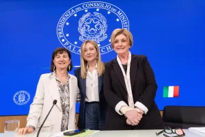 Il Ministro Eugenia Roccella, il Presidente del Consigli Giorgia Meloni. Il Ministro Marina Calderone la conferenza stampa dopo il Consiglio dei Ministri tenutosi a Palazzo Chigi a Roma, Martedì 28 Aprile 2026 (foto Mauro Scrobogna / LaPresse) 

Il Ministro Eugenia Roccella, il Presidente del Consigli Giorgia Meloni. Il Ministro Marina Calderone during the press conference after the Council of Ministers held at Palazzo Chigi in Rome, Tuesday April 28 2026 (foto Mauro Scrobogna / LaPresse)