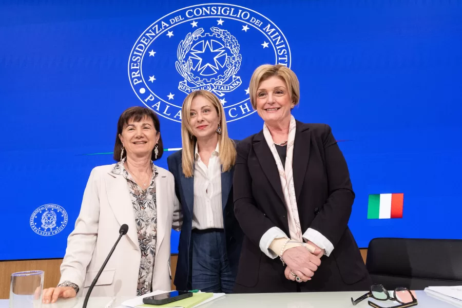 Il Ministro Eugenia Roccella, il Presidente del Consigli Giorgia Meloni. Il Ministro Marina Calderone la conferenza stampa dopo il Consiglio dei Ministri tenutosi a Palazzo Chigi a Roma, Martedì 28 Aprile 2026 (foto Mauro Scrobogna / LaPresse) 

Il Ministro Eugenia Roccella, il Presidente del Consigli Giorgia Meloni. Il Ministro Marina Calderone during the press conference after the Council of Ministers held at Palazzo Chigi in Rome, Tuesday April 28 2026 (foto Mauro Scrobogna / LaPresse)