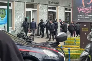Rapina alla Credit Agricole di Napoli, banditi barricati all’interno con dipendenti e clienti (sei hanno accusato malori): l’irruzione dei carabinieri libera ostaggi, criminali in fuga