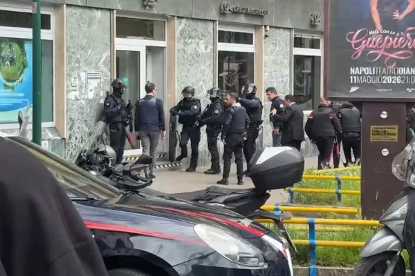 Rapina alla Credit Agricole di Napoli, banditi barricati all’interno con dipendenti e clienti (sei hanno accusato malori): l’irruzione dei carabinieri libera ostaggi, criminali in fuga Rapina alla Credit Agricole di Napoli, banditi barricati all’interno con dipendenti e clienti (sei hanno accusato malori): l’irruzione dei carabinieri libera ostaggi, criminali in fuga