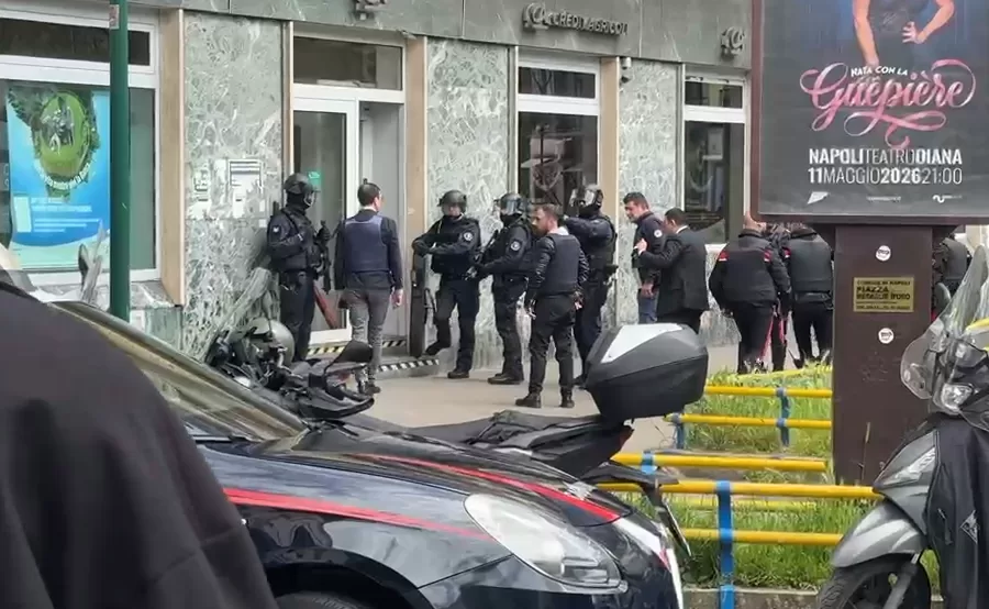 Rapina alla Credit Agricole di Napoli, banditi barricati all’interno con dipendenti e clienti (sei hanno accusato malori): l’irruzione dei carabinieri libera ostaggi, criminali in fuga