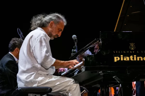 Il passato e il futuro divorano il presente: uno strepitoso Stefano Bollani in “Tutta Vita”