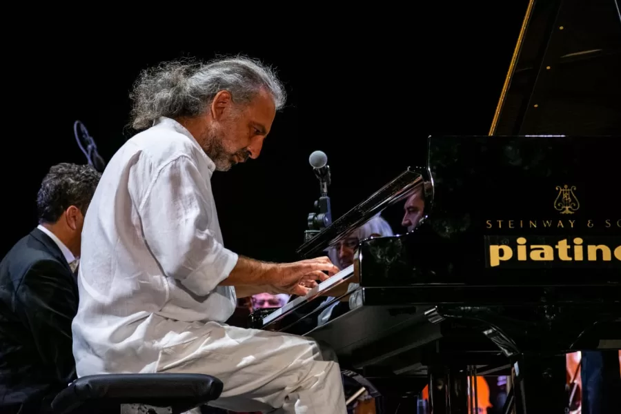 Il passato e il futuro divorano il presente: uno strepitoso Stefano Bollani in “Tutta Vita”