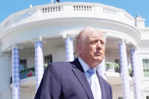 Trump, sfiducia senza precedenti: solo un successo in Medio Oriente può salvarlo