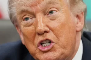 President Donald Trump speaks to reporters as he meets with NASA’s Artemis II astronauts Victor Glover, Christina Koch, Reid Wiseman and Jeremy Hansen in the Oval Office of the White House, Wednesday, April 29, 2026, in Washington. (AP Photo/Matt Rourke) 


Associated Press / LaPresse
Only italy and spain