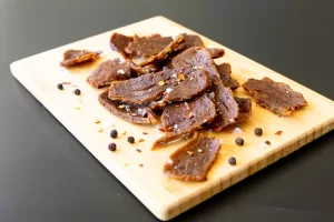 Carne coltivata, come i divieti penalizzano consumatori, animali e ambiente