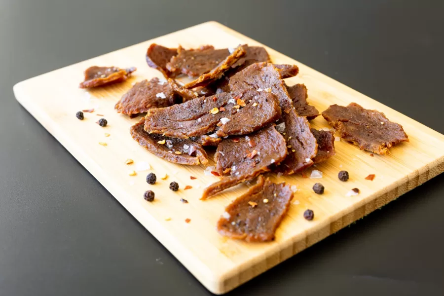 Carne coltivata, come i divieti penalizzano consumatori, animali e ambiente