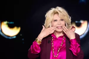Amanda Lear racconta i suoi amori a Belve: il rapporto con Salvador Dalì e David Bowie