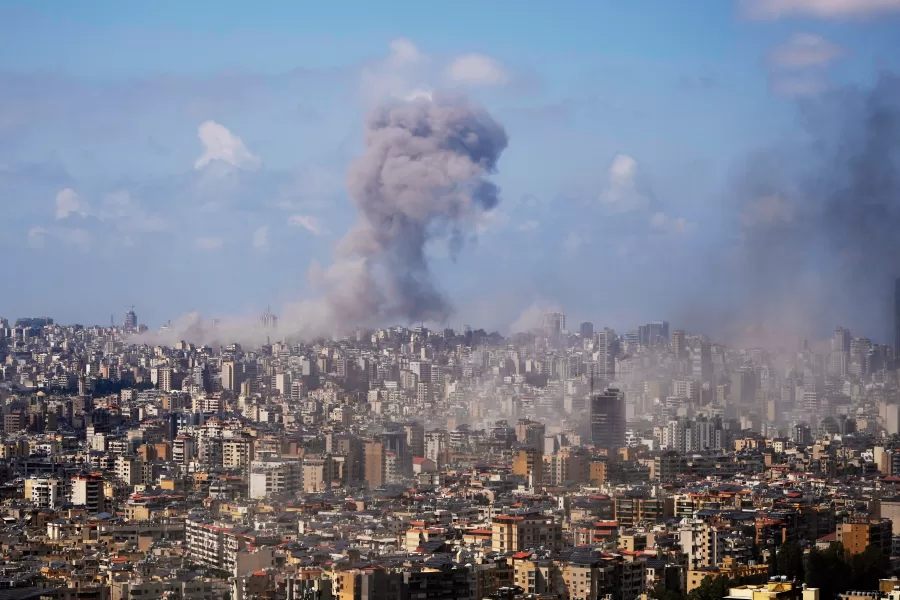 Smoke rises following an Israeli airstrike on a building in Beirut, Lebanon, Wednesday, April 8, 2026. (AP Photo/Hassan Ammar)





Associate Press/ LaPresse
Only Italy and Spain