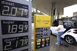 Petrolio, prezzi da incubo: le scorte diminuiscono a ritmo record. La mossa di Eni