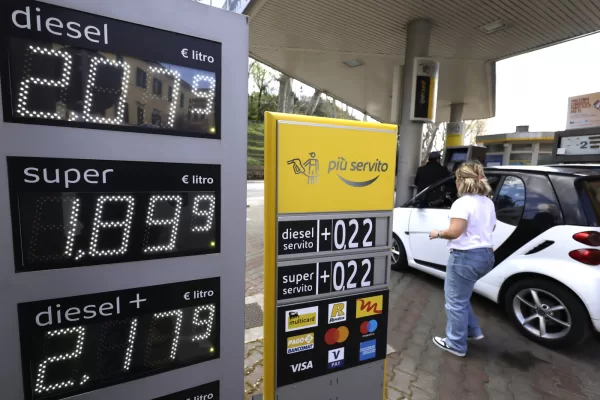 Petrolio, prezzi da incubo: le scorte diminuiscono a ritmo record. La mossa di Eni