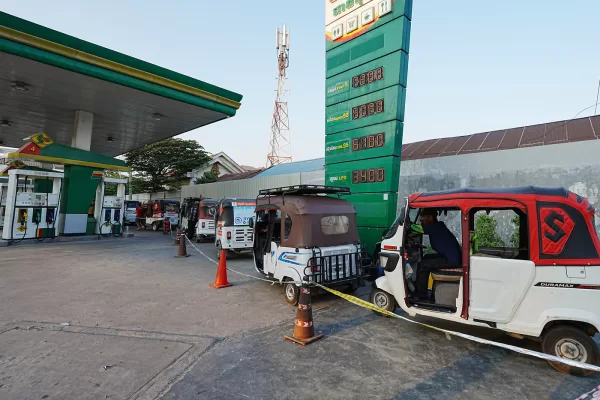Tuk-tuk drivers line up to fill up at a gas station in Phnom Penh, Cambodia, Monday, March 30, 2026. (AP Photo/Heng Sinith)





Associate Press/ LaPresse
Only Italy and Spain