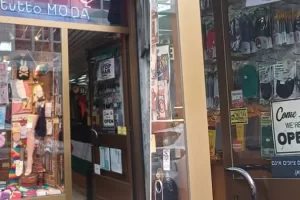 Quel cartello antisionista senza autore: l’archiviazione dopo un anno perché i titolari della merceria non conoscono la lingua ebraica…