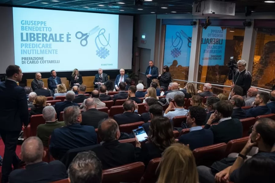 Liberale è, presentato il nuovo libro di Giuseppe Benedetto: all’incontro anche Carlo Cottarelli e il ministro Carlo Nordio