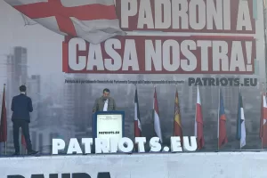 Salvini in piazza Duomo, prove tecniche di campagna elettorale. E “Milano tornerà alla Lega”