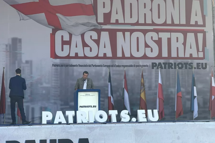 Salvini in piazza Duomo, prove tecniche di campagna elettorale. E “Milano tornerà alla Lega”